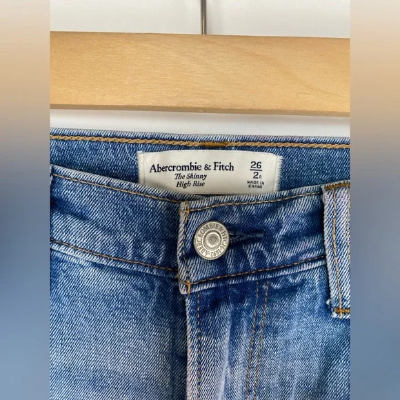 Abercrombie The Skinny High Rise 26/2 blue Destruction Holes on knees - Picture 3 of 8